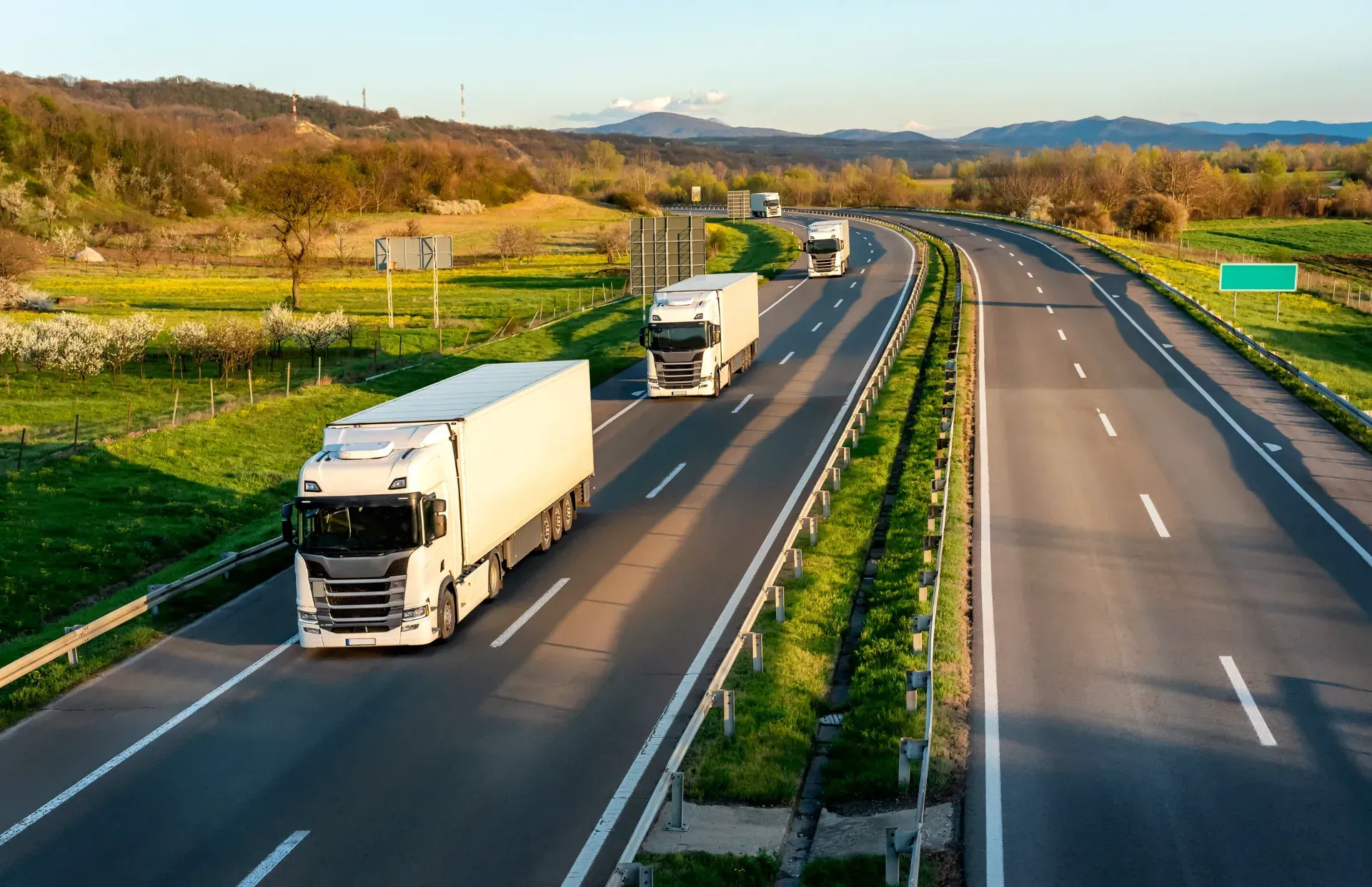 Un grupo de camiones semirremolque circula por una autopista.
