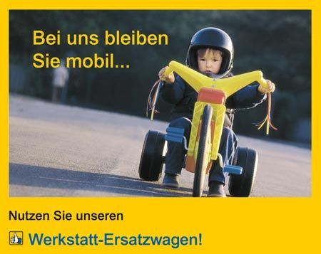 ein kleines Kind fährt ein Dreirad auf einer Straße und trägt einen Helm