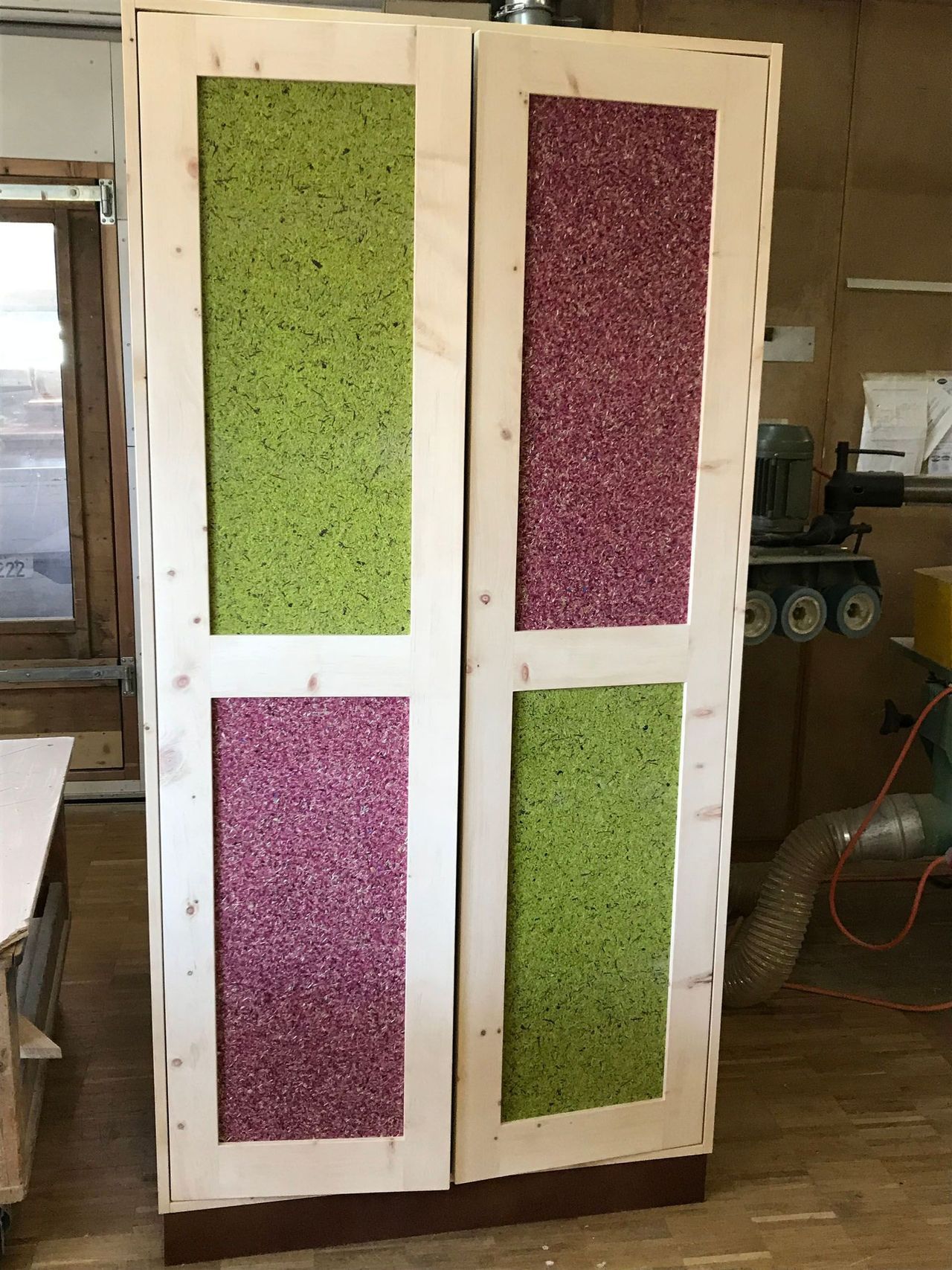 Möbelstück mit Heutapete von der Schreiner Pua GmbH