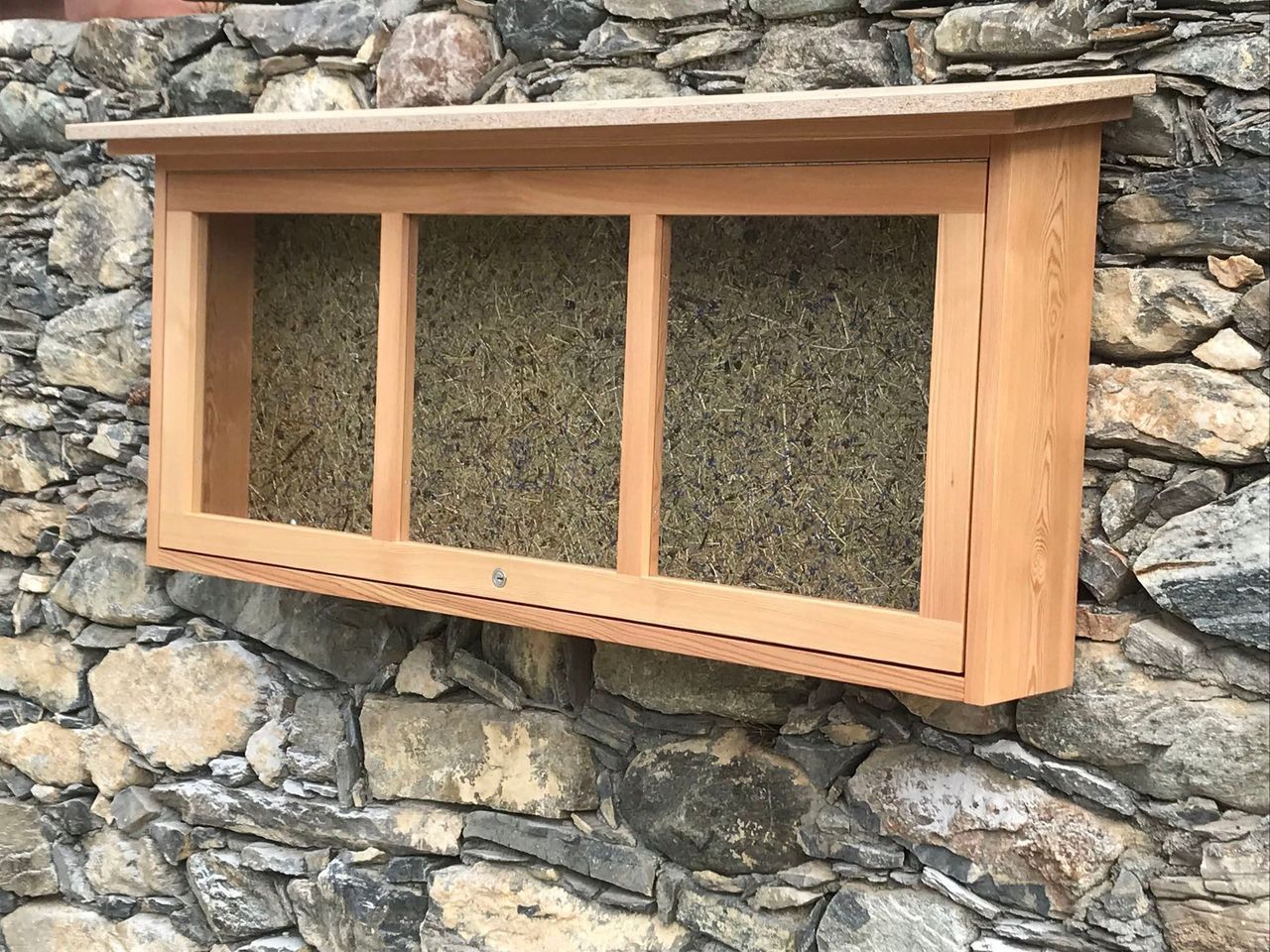 Möbelstück mit Holztapete von der Schreiner Pua GmbH