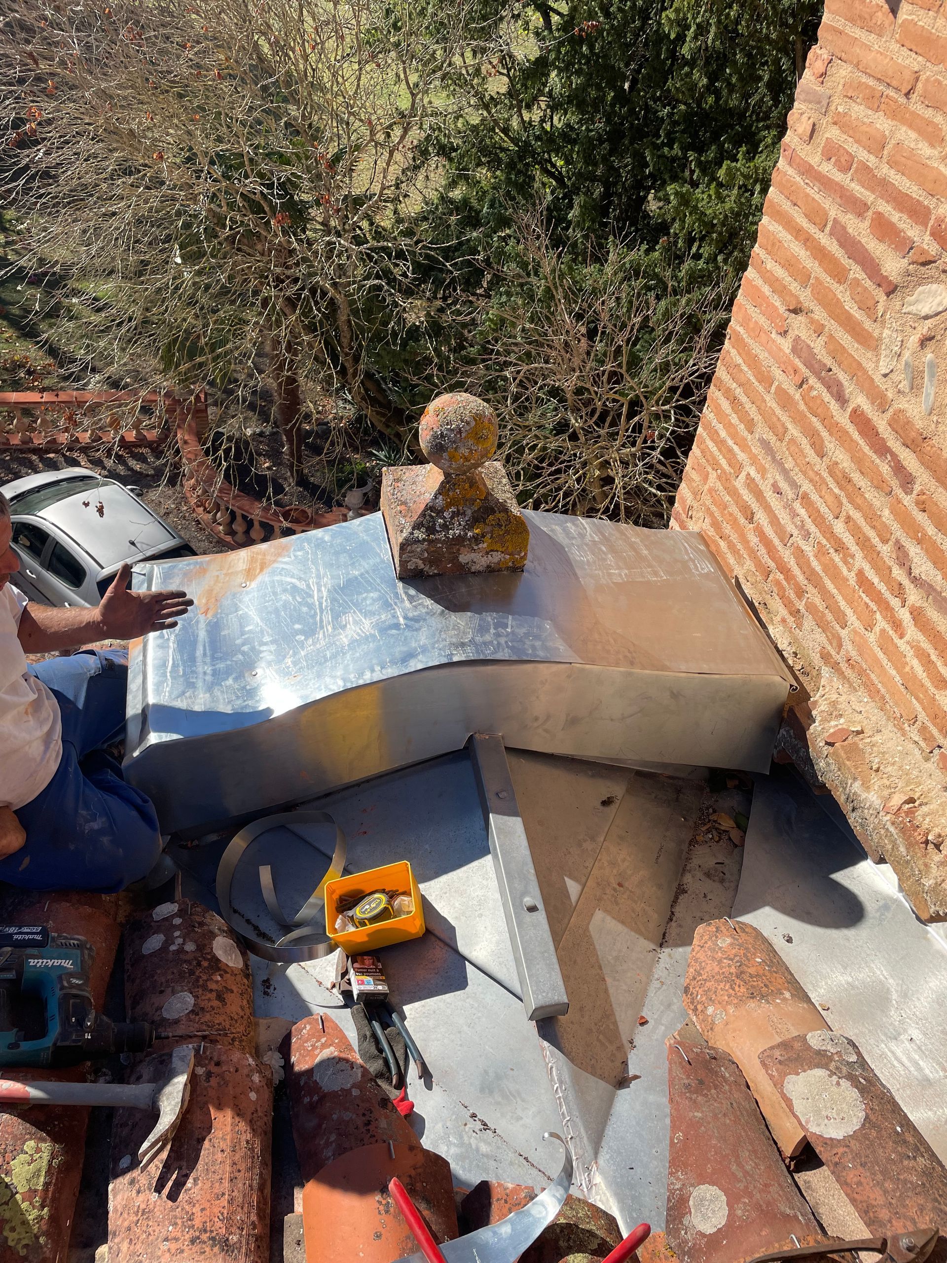 Zinguerie au-dessus d'une fenêtre