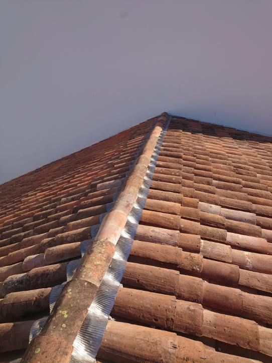 Couverture et faîtage en tuiles