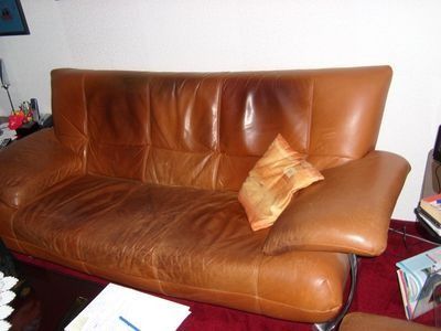 Braunes, abgenutztes Sofa