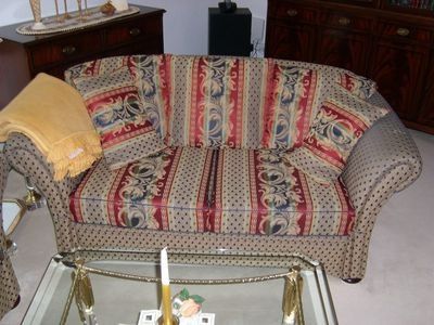 Buntes Sofa mit Muster