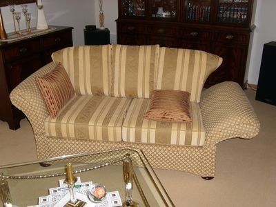 Beiges neu bezogenes Sofa