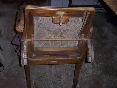 Alter kaputter Stuhl