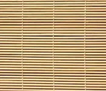 Um close de uma persiana de bambu em uma janela.