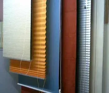 Uma exposição de diferentes tipos de persianas em uma janela.