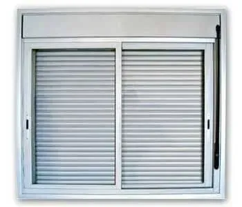 Um close de uma janela com persianas sobre um fundo branco.