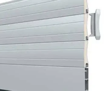 Um close de uma porta de garagem branca com uma maçaneta em um fundo branco.