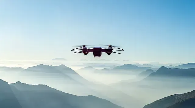 Un dron está volando sobre una cadena montañosa en el cielo.