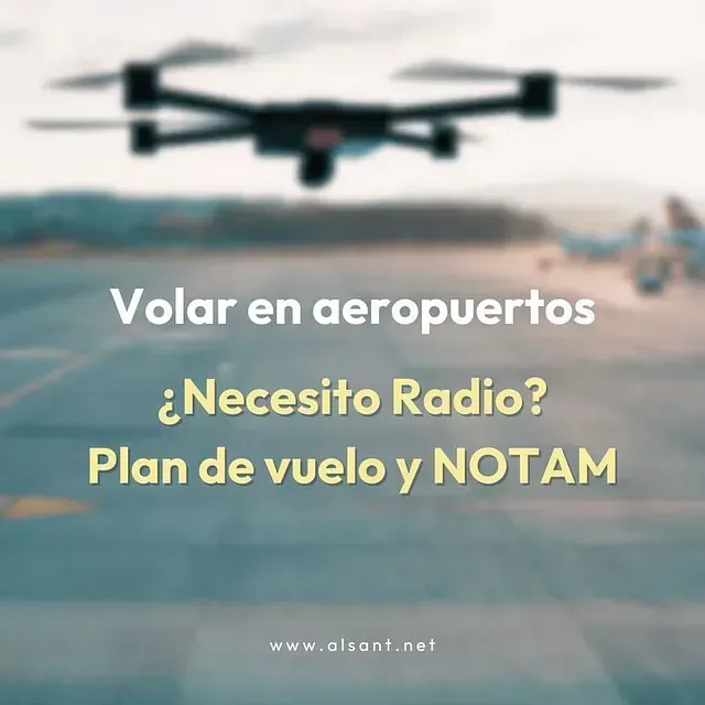 Una imagen borrosa de un dron volando sobre la pista de un aeropuerto.