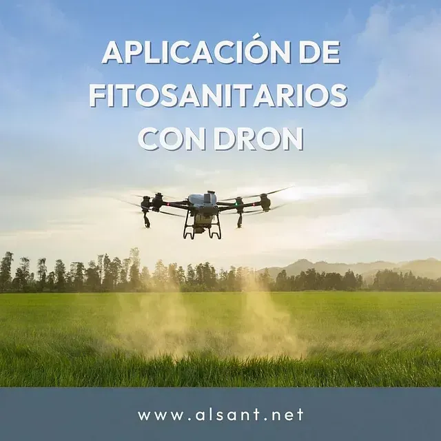 Una imagen de un dron rociando un campo de hierba.