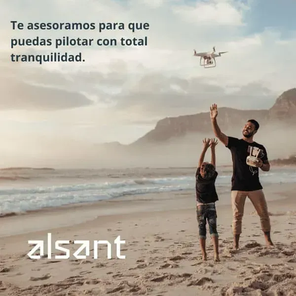 Un hombre y un niño juegan con un dron en la playa.