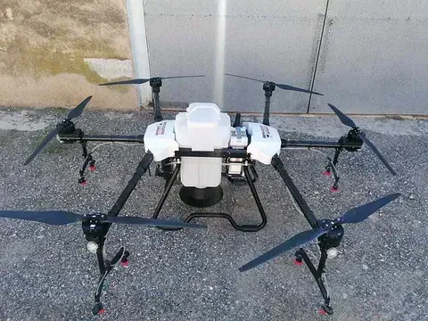 Un dron está estacionado en el suelo frente a un edificio.