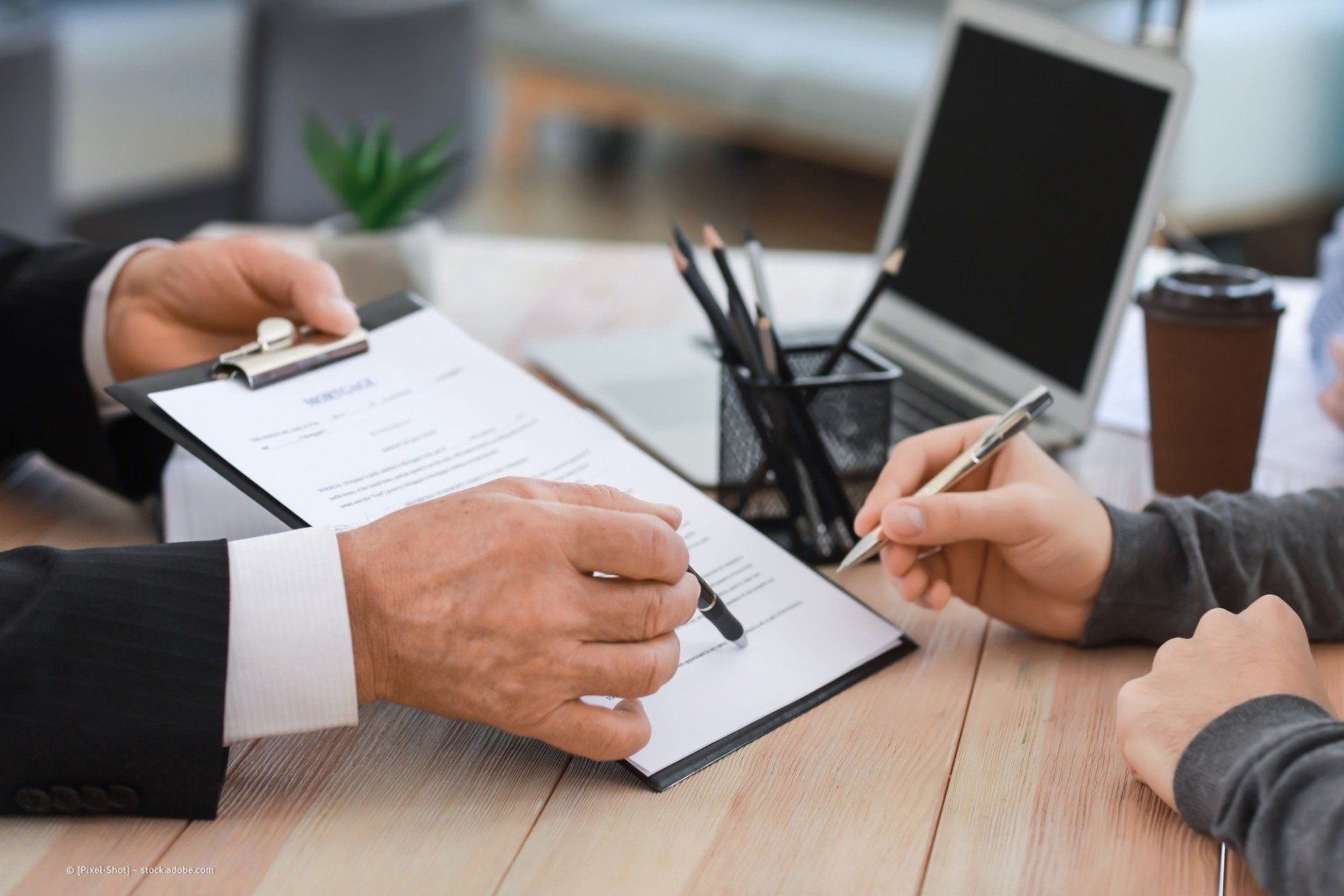 Zwei Personen besprechen einen Vertrag