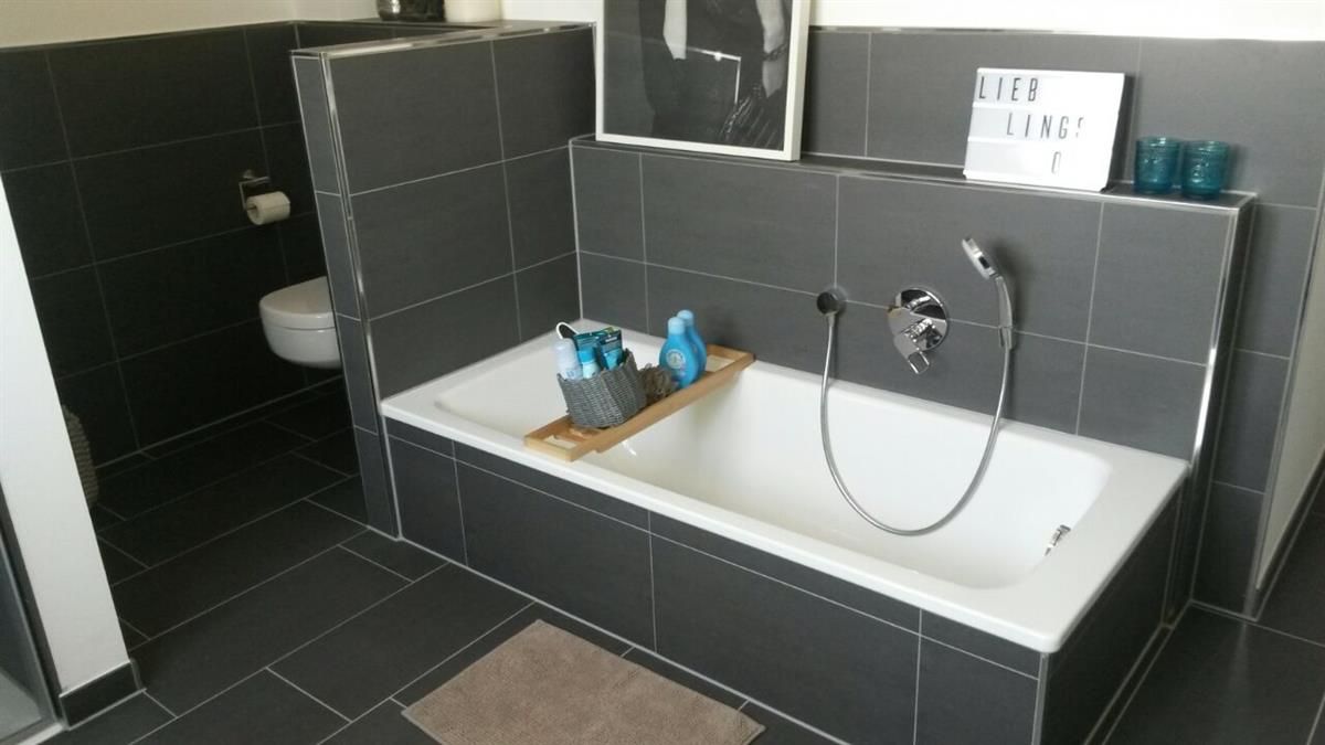 Ein Badezimmer mit Badewanne und Toilette.