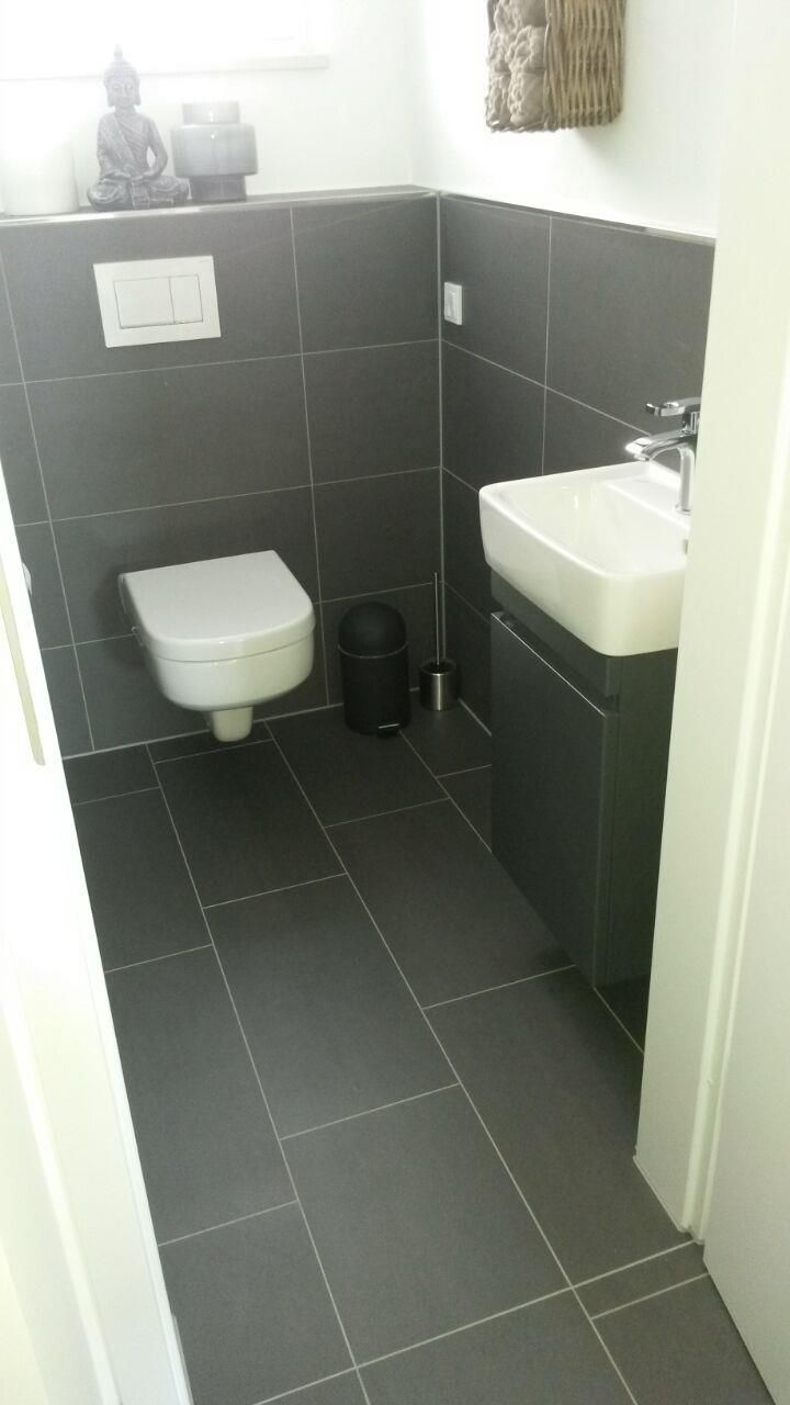 Im Badezimmer gibt es eine Toilette und ein Waschbecken.