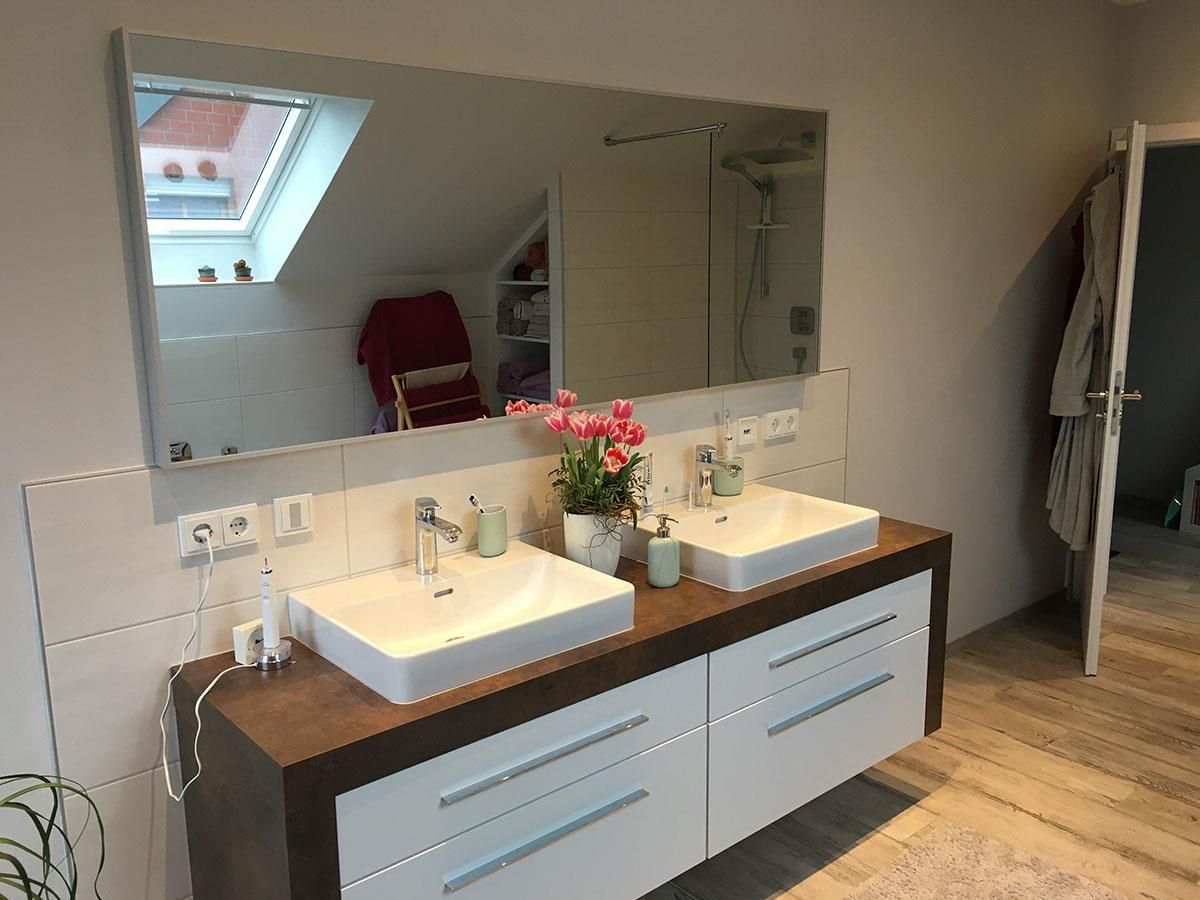 WT-Anlage mit 2 Aufsatzwaschtischen und Unterschrank