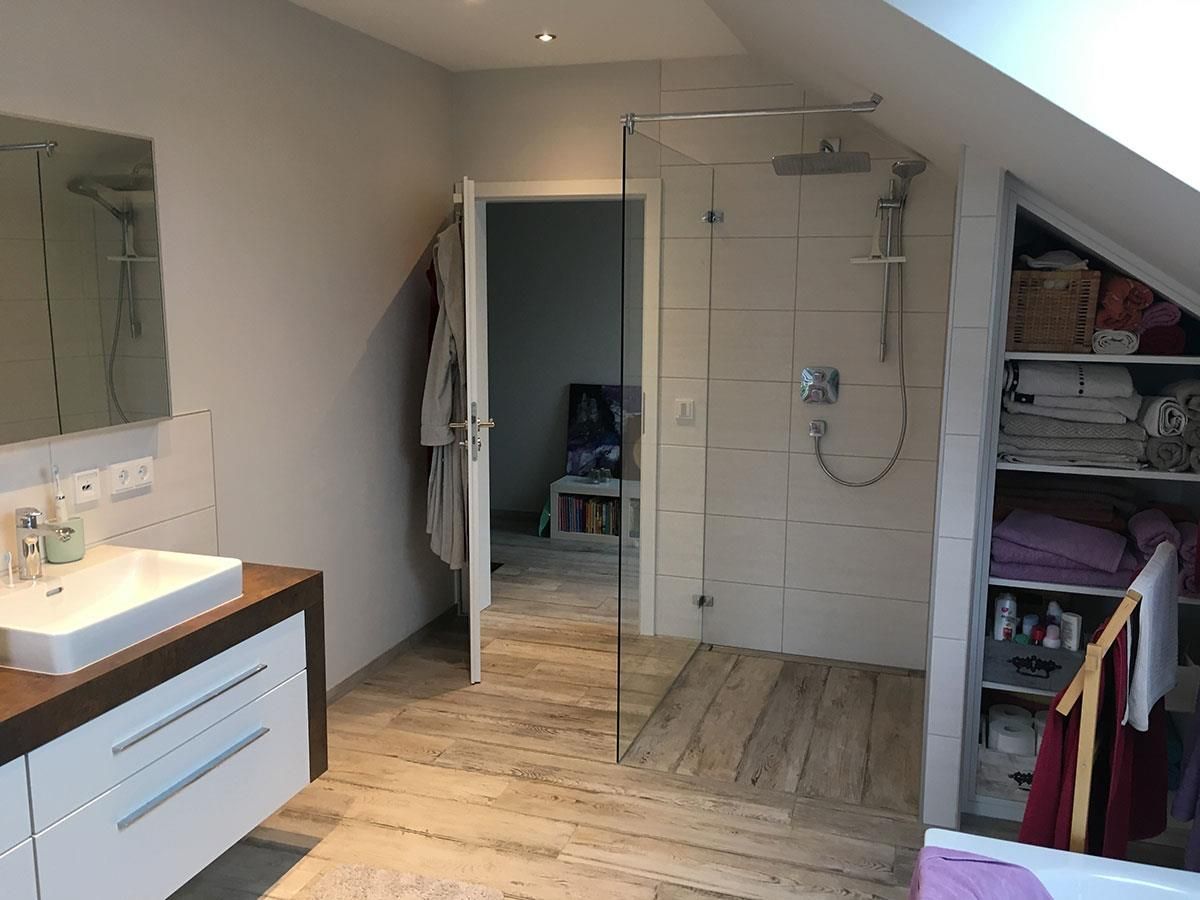 Duschanlage mit bodengleicher Ablaufrinne sowie Thermostatarmatur mit Umstellung für Kopfbrause und Handbrause