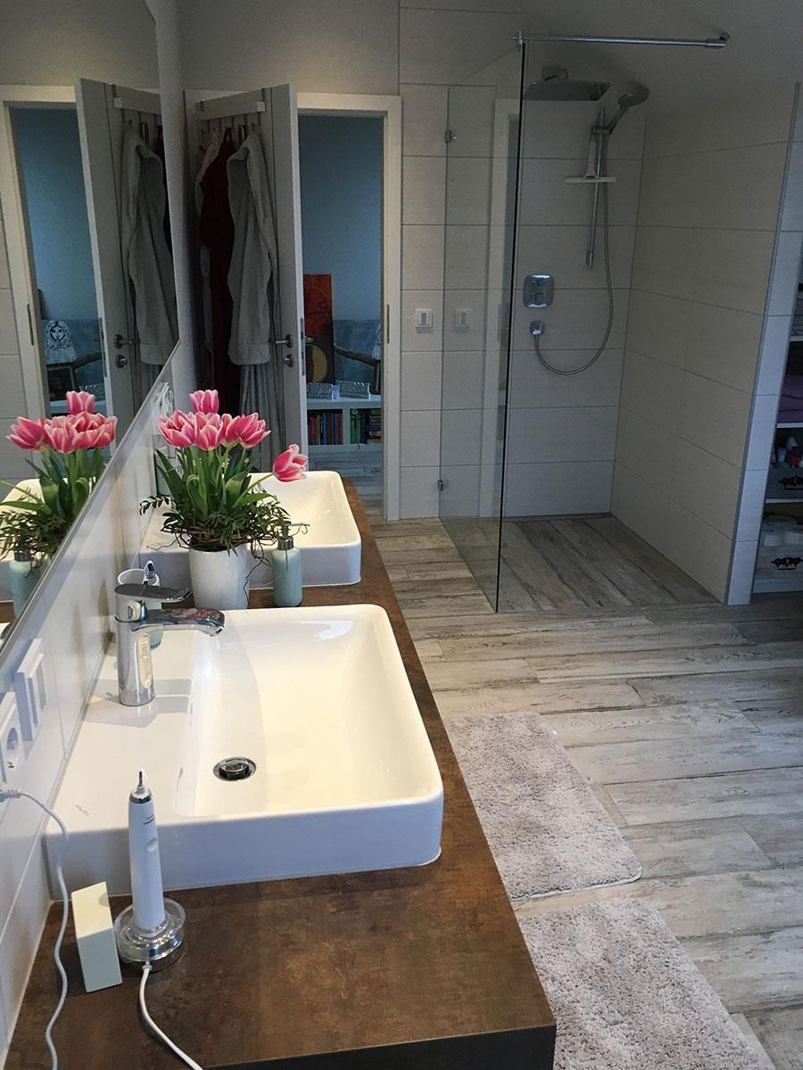 Duschanlage mit bodengleicher Ablaufrinne sowie Thermostatarmatur mit Umstellung für Kopfbrause und Handbrause