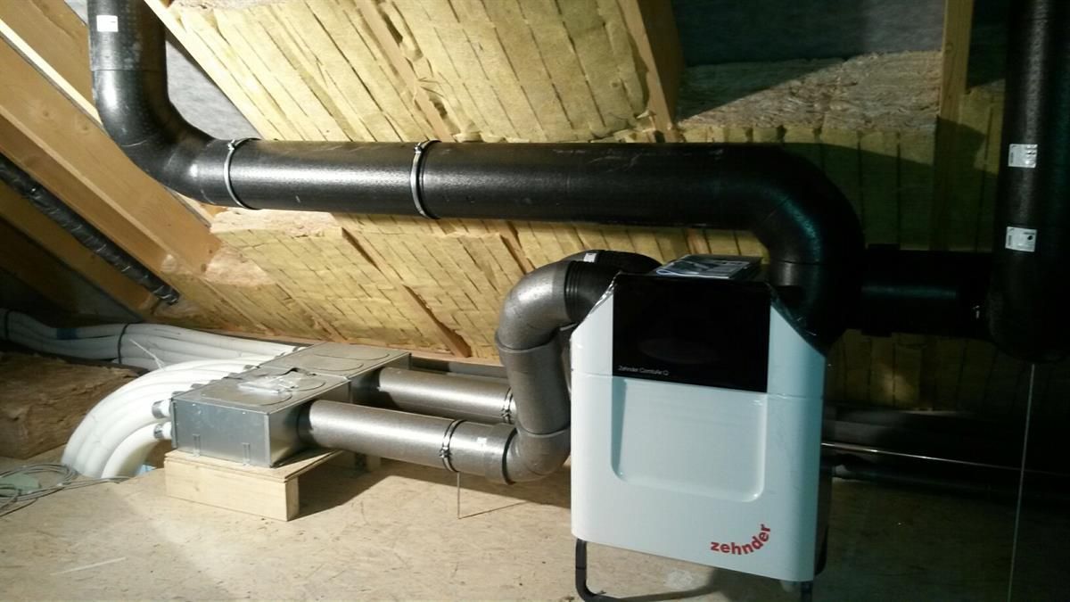 Ein Raum, aus dem viele Rohre herausführen.