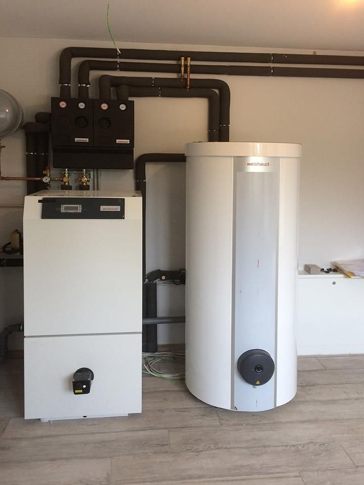 Ein weißer Warmwasserbereiter und ein weißer Boiler in einem Raum