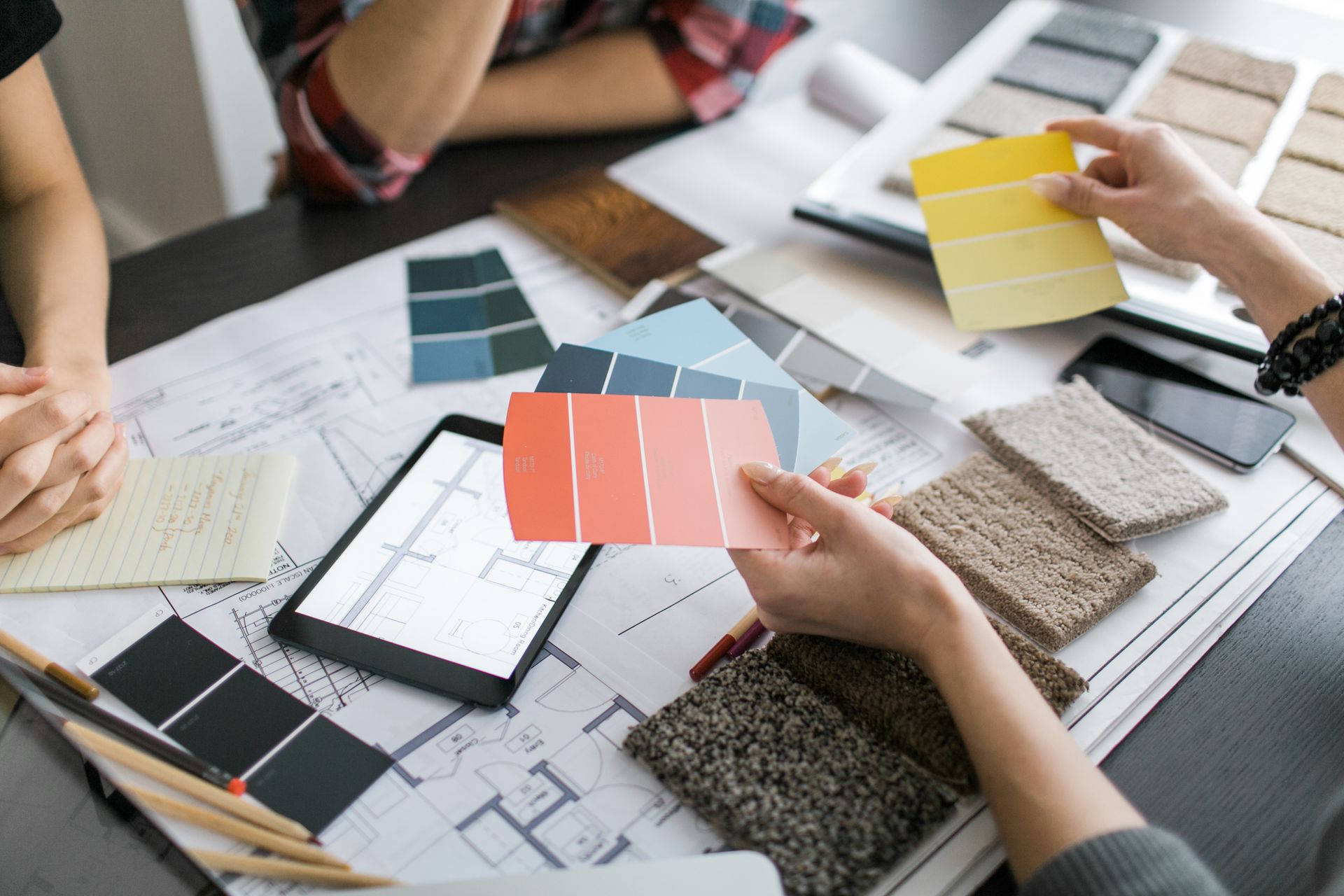 Une personne tenant des palettes de couleurs.