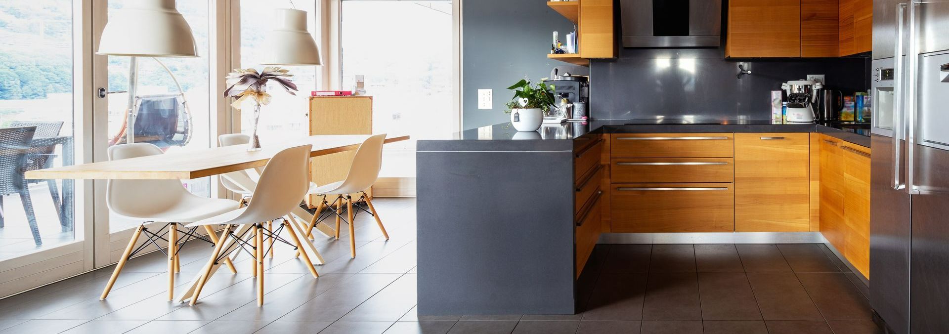 Une cuisine à droite et une table à gauche.