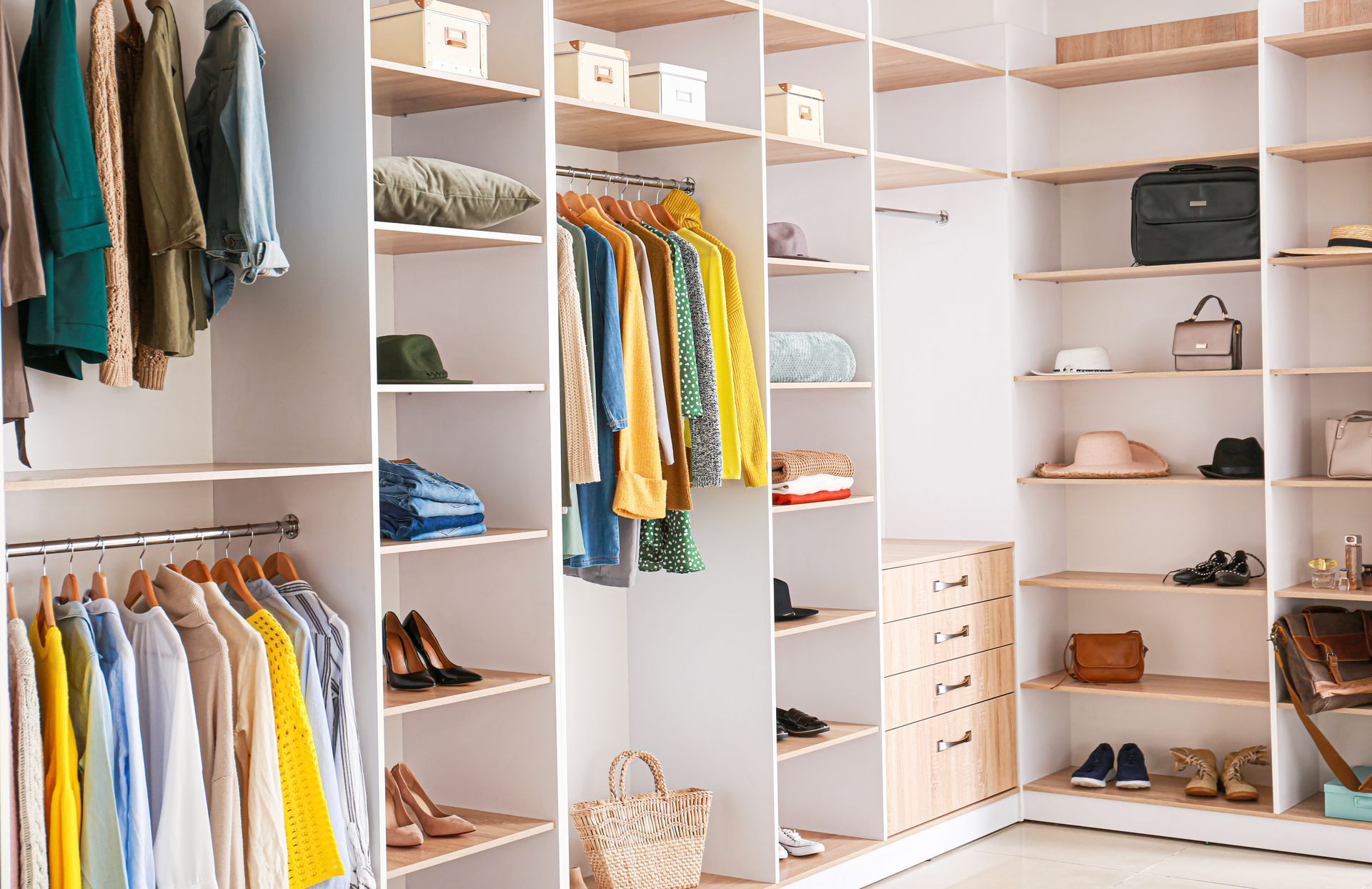 Un dressing blanc et couleur chêne.