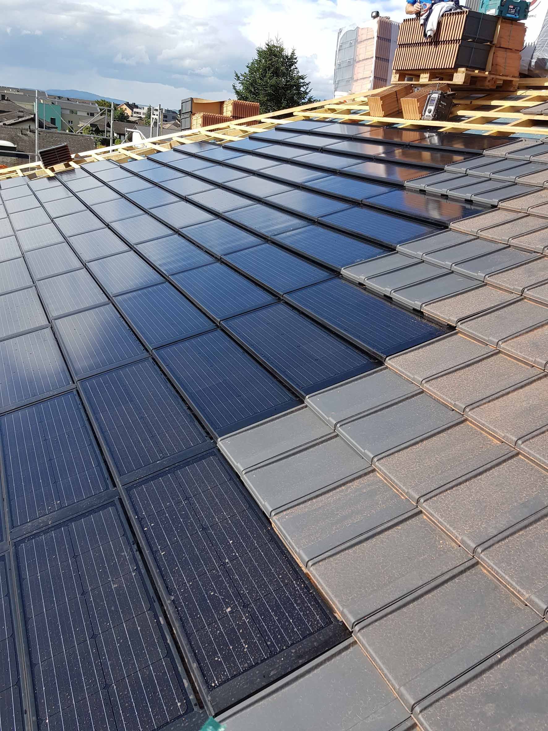 Solaranlage integriert in Dachpfannen