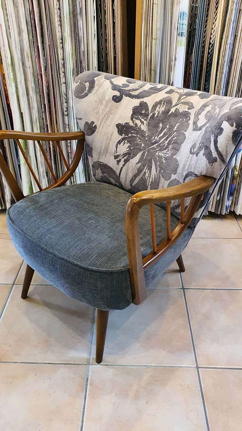 Ein Stuhl mit einem Kissen darauf steht auf einem gefliesten Boden.