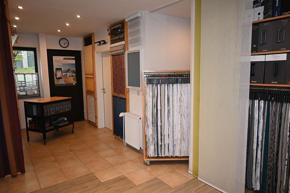 Ein Raum mit vielen Vorhängen und einem Tisch darin.