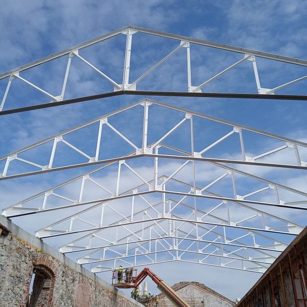 Se está construyendo una gran estructura metálica encima de un edificio.