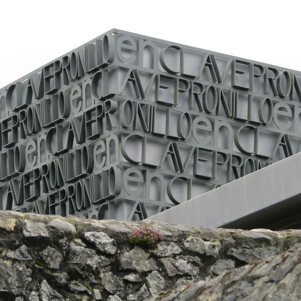 Un edificio con muchas palabras escritas en él.