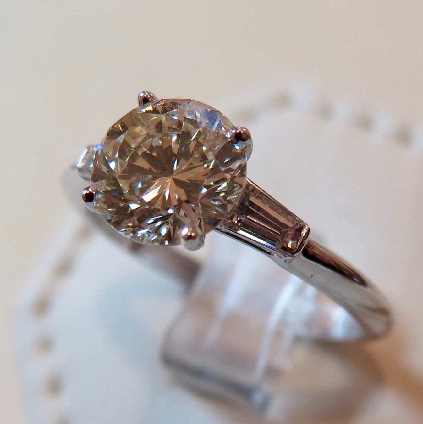 Bague en pierres précieuses