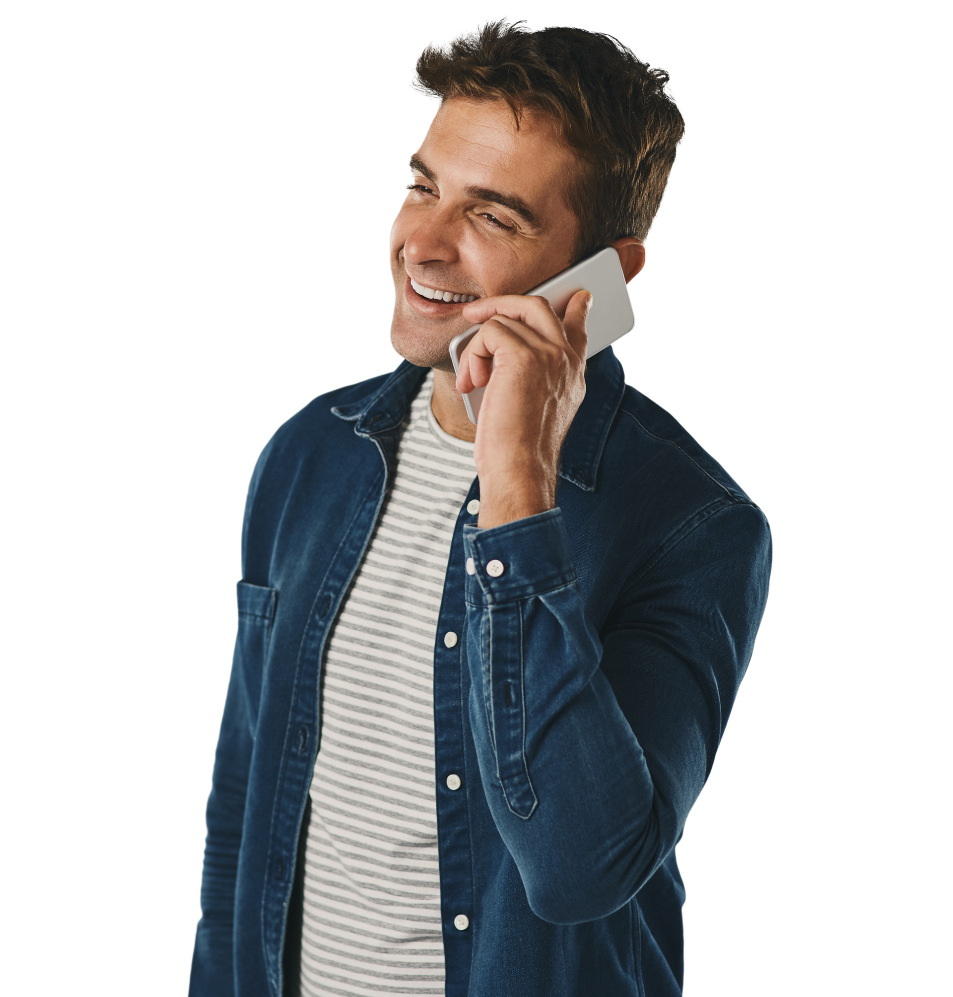 Un homme sourit en parlant au téléphone, portant une chemise en jean.