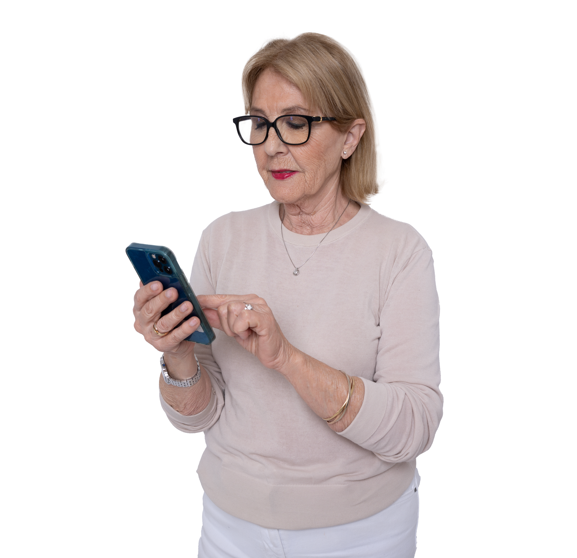 Femme portant des lunettes, regardant un smartphone.