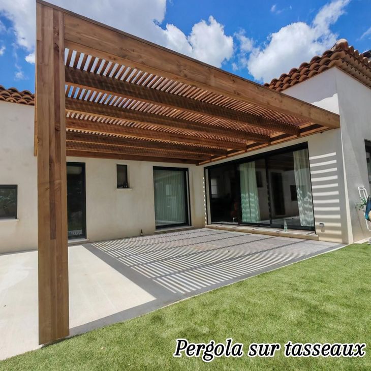 Un bâtiment en brique avec un toit en bois en construction.
