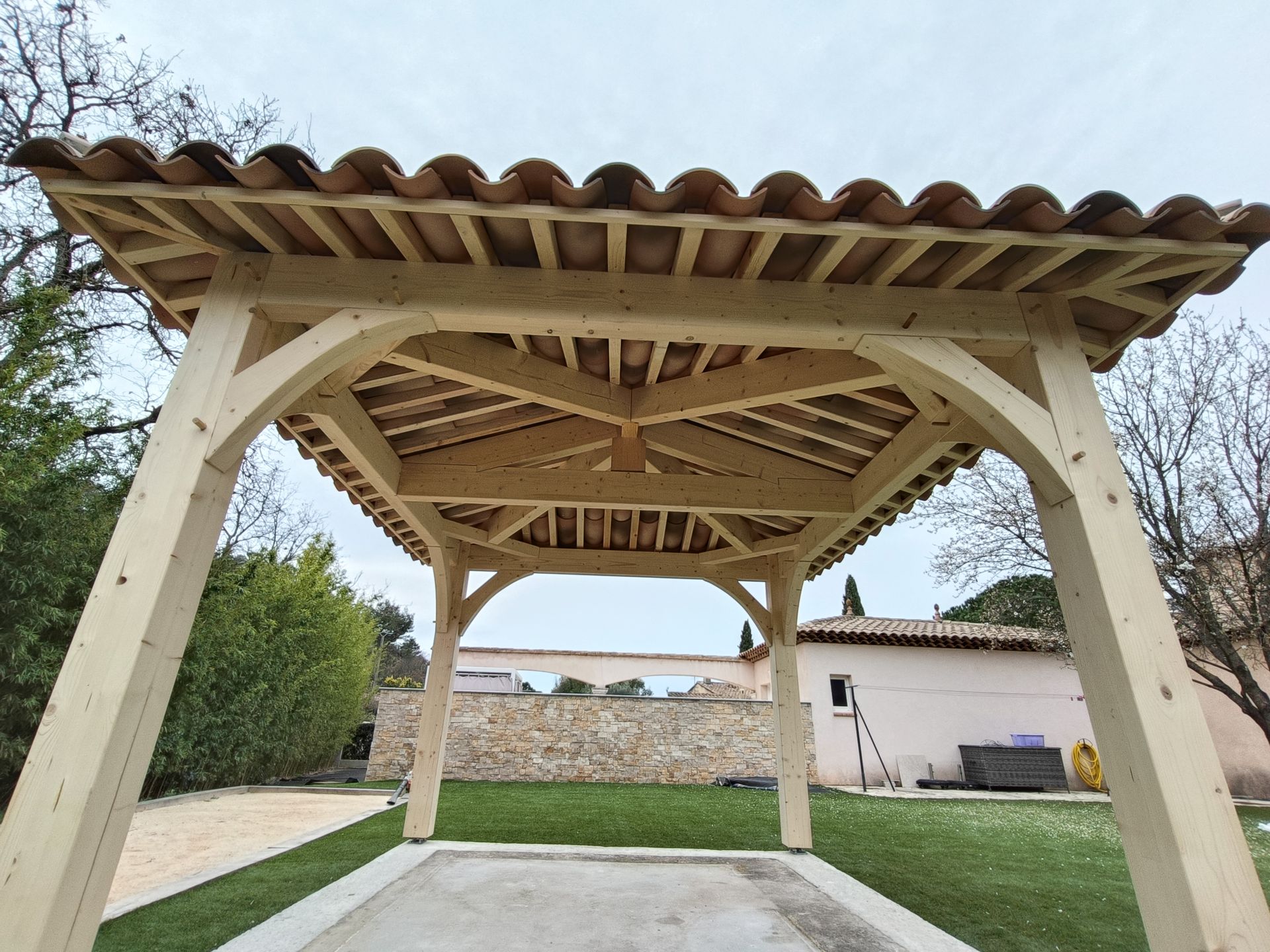 Un bâtiment en brique avec un toit en bois en construction.