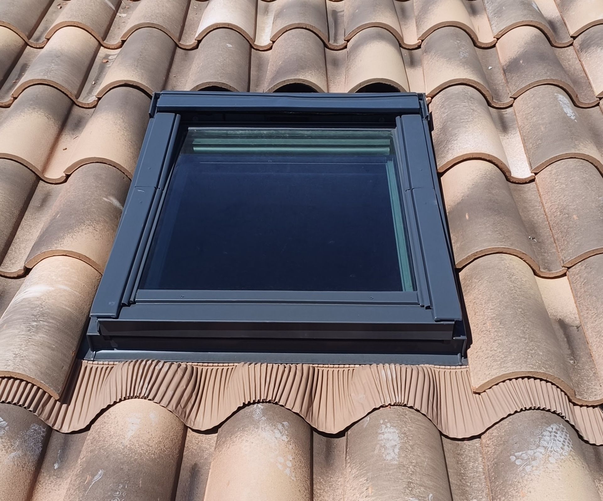 Une terrasse en bois avec une clôture en bois derrière