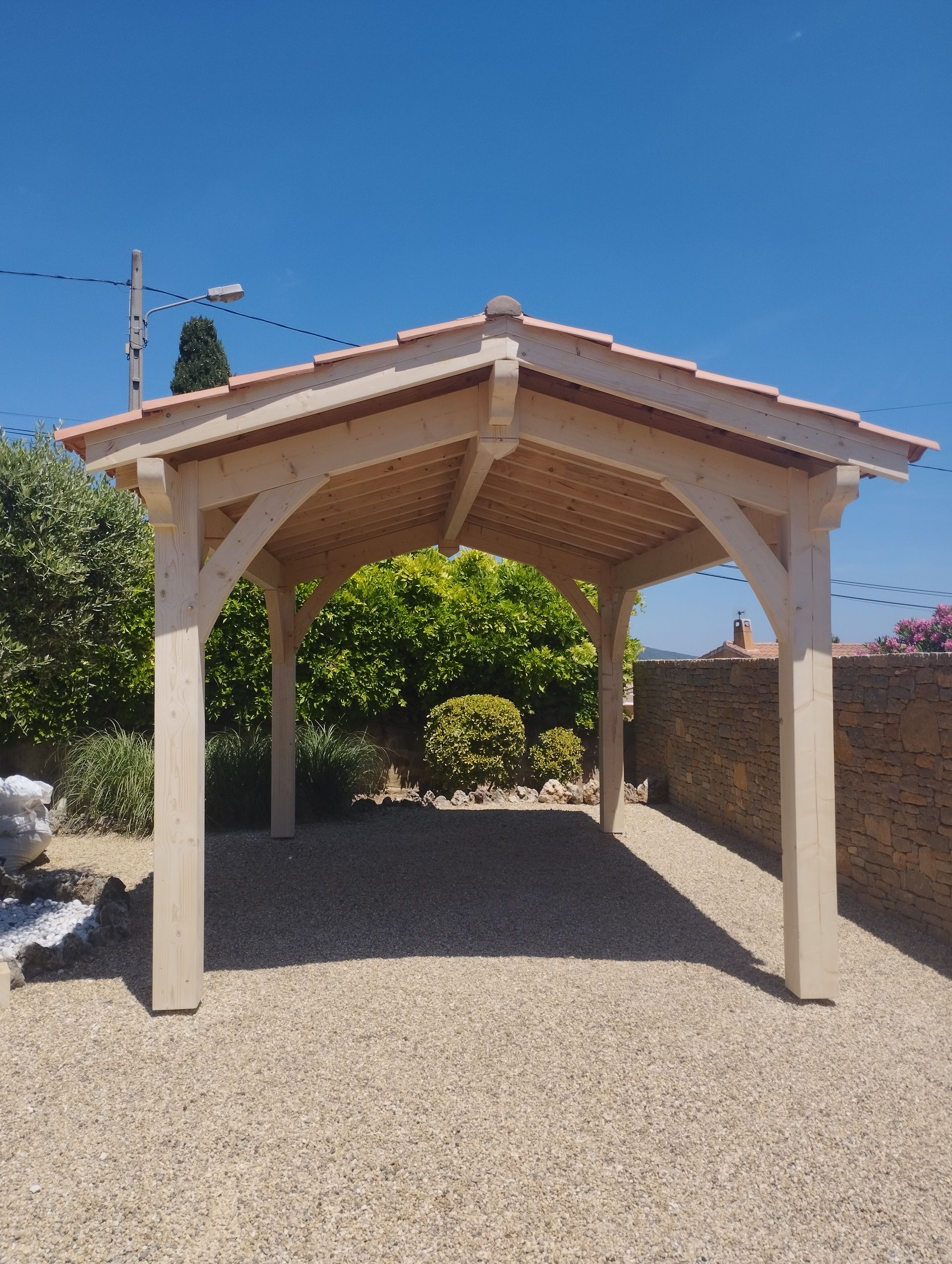 Une vue aérienne d'un bâtiment en construction avec un homme debout sur le toit