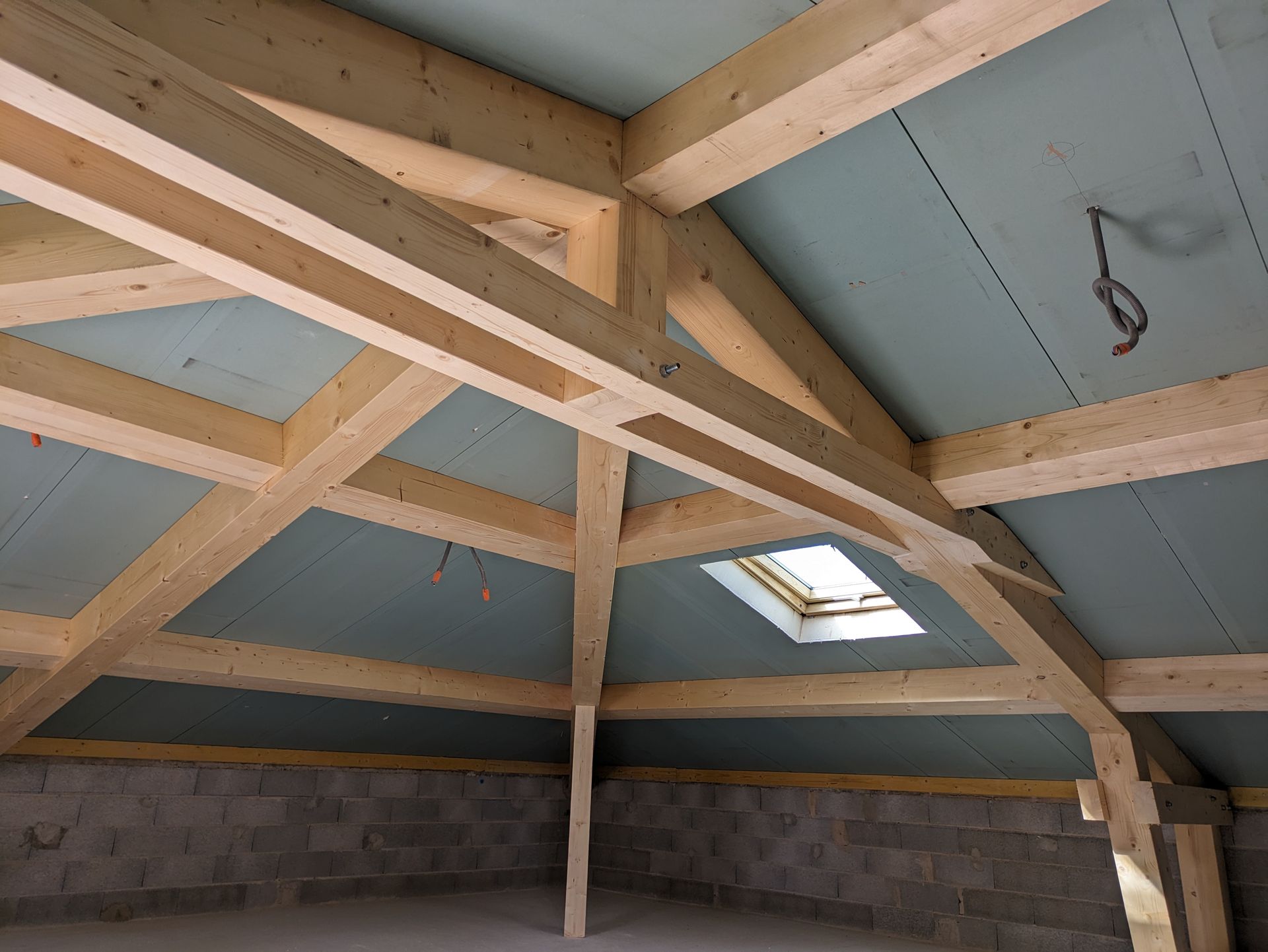 Un gros plan d'une structure en bois avec un fond bleu