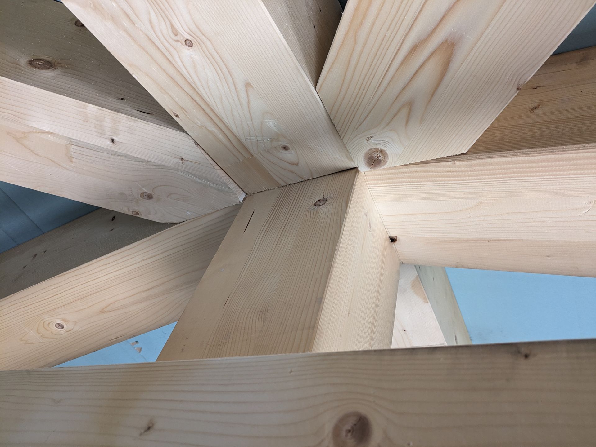 Une maison est en construction avec un ciel bleu en arrière-plan