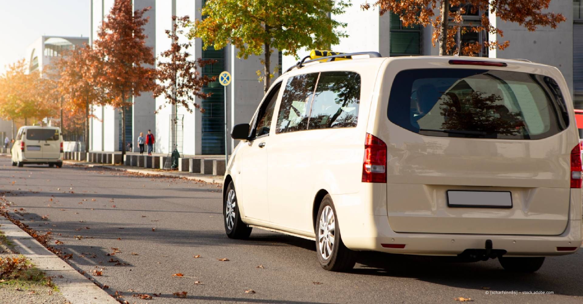 Ein Butler mit weißen Handschuhen öffnet dem Fahrgast die Autotür.