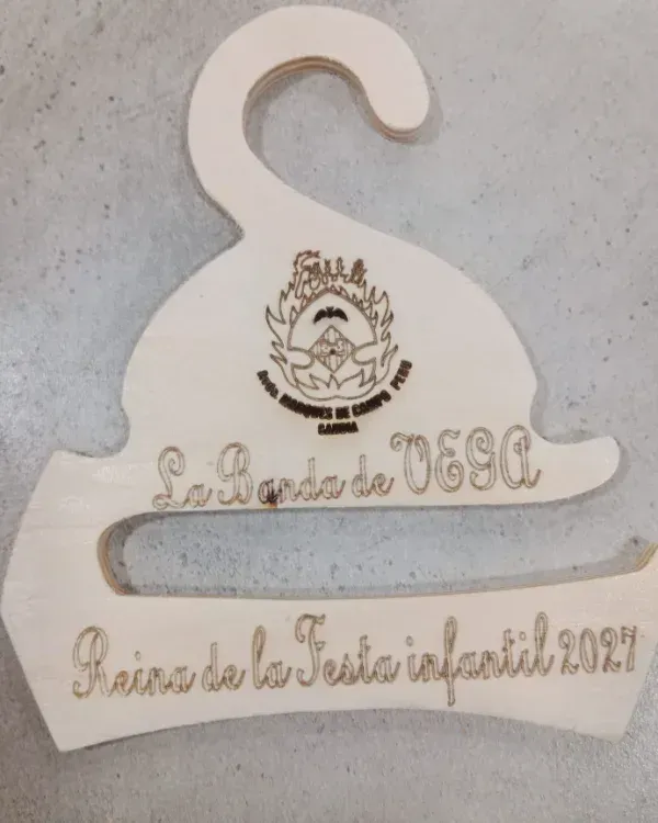 Placa de madera blanca con el emblema de NESA y texto español grabado, colgada en una pared gris.