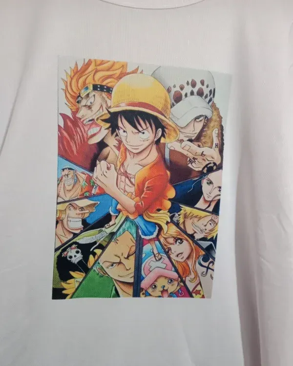 Póster de anime de Monkey D. Luffy con un sombrero de paja, rodeado de personajes de One Piece en una pared blanca.