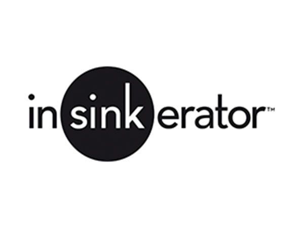 Un logotipo en blanco y negro para sinkerator sobre un fondo blanco.