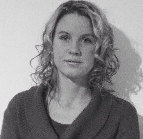 Ein Schwarzweißfoto einer Frau mit lockigem Haar