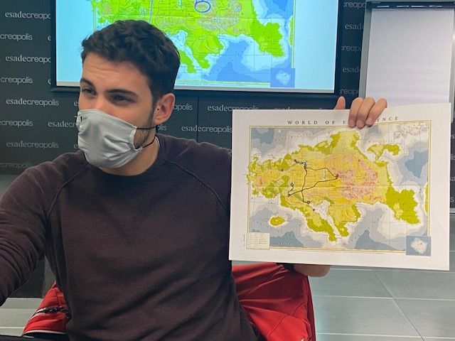Un hombre con una máscara sostiene un mapa de Europa.